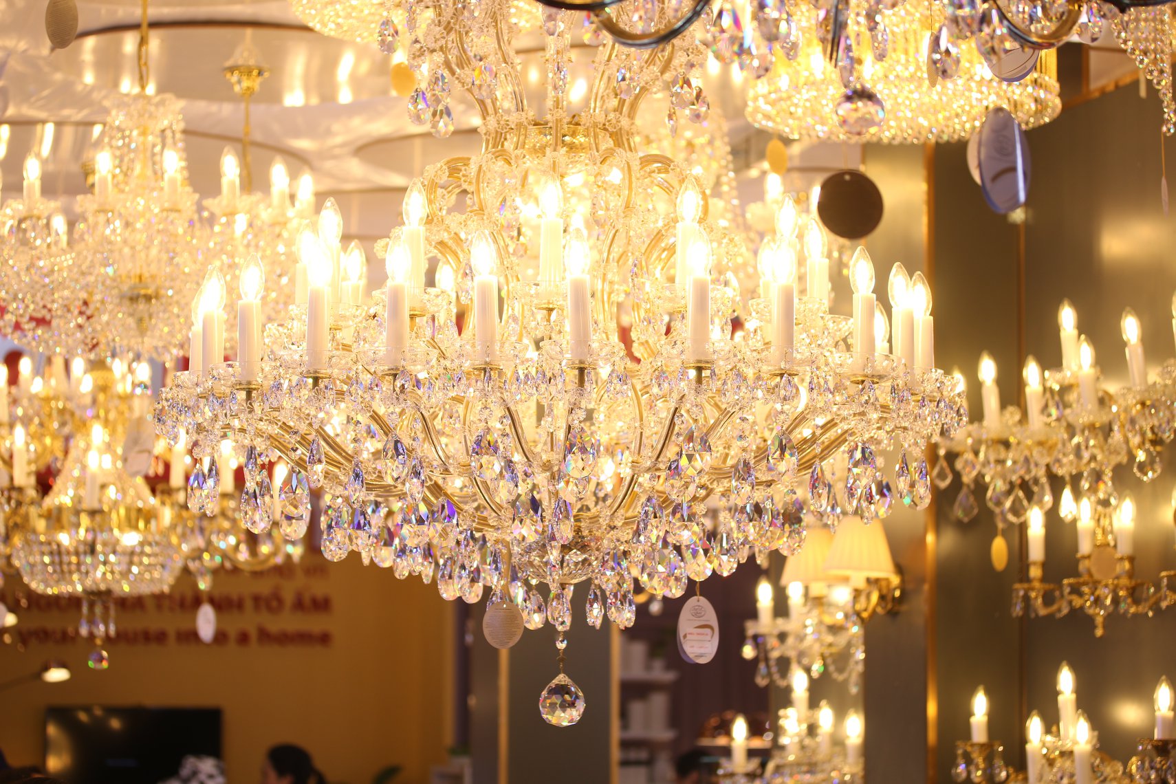 Đặc Điểm Nổi Bật Của Đèn Chùm Pha Lê Treo Trần