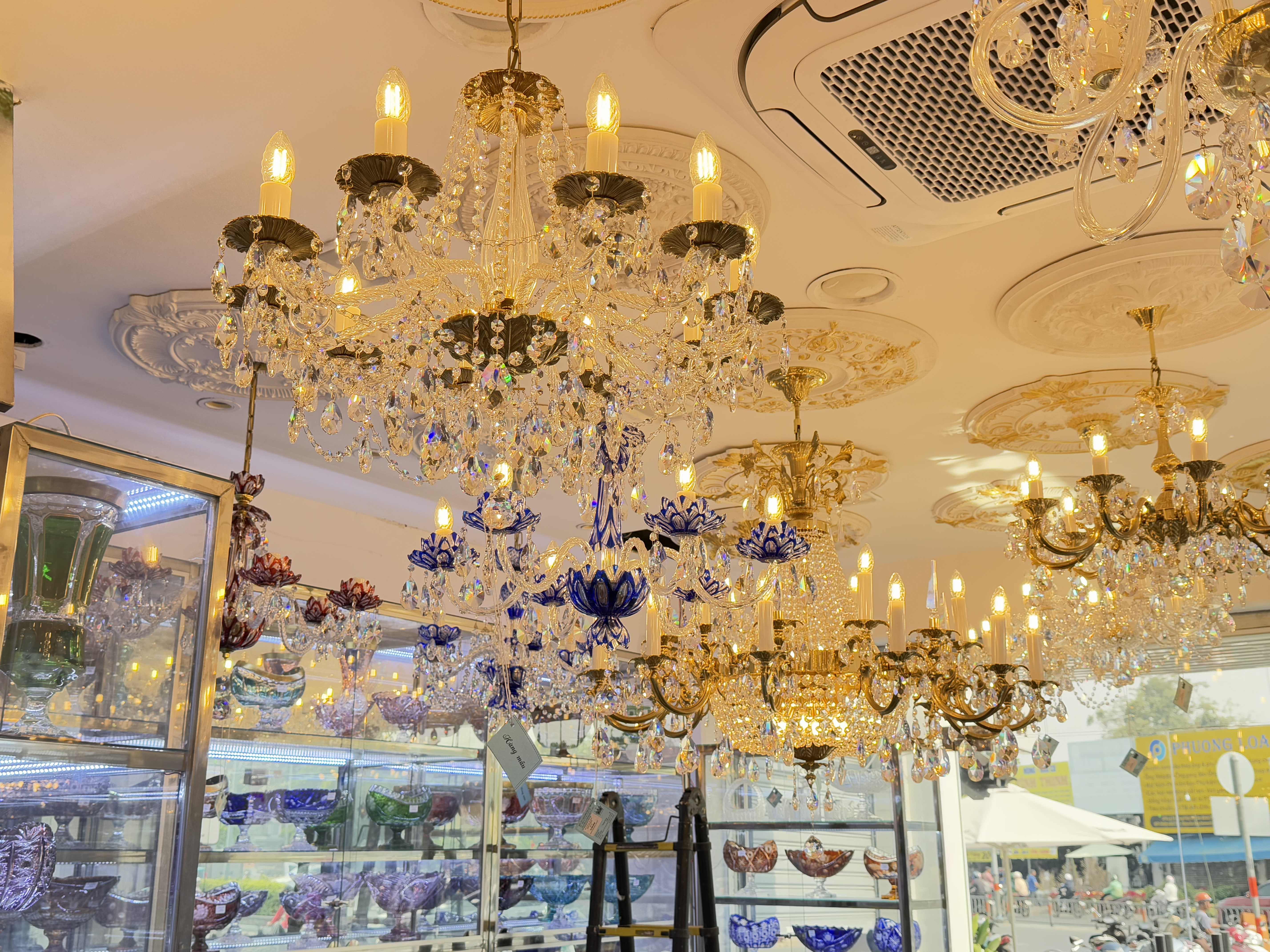 Không gian showroom tại Đèn Pha Lê Châu Âu